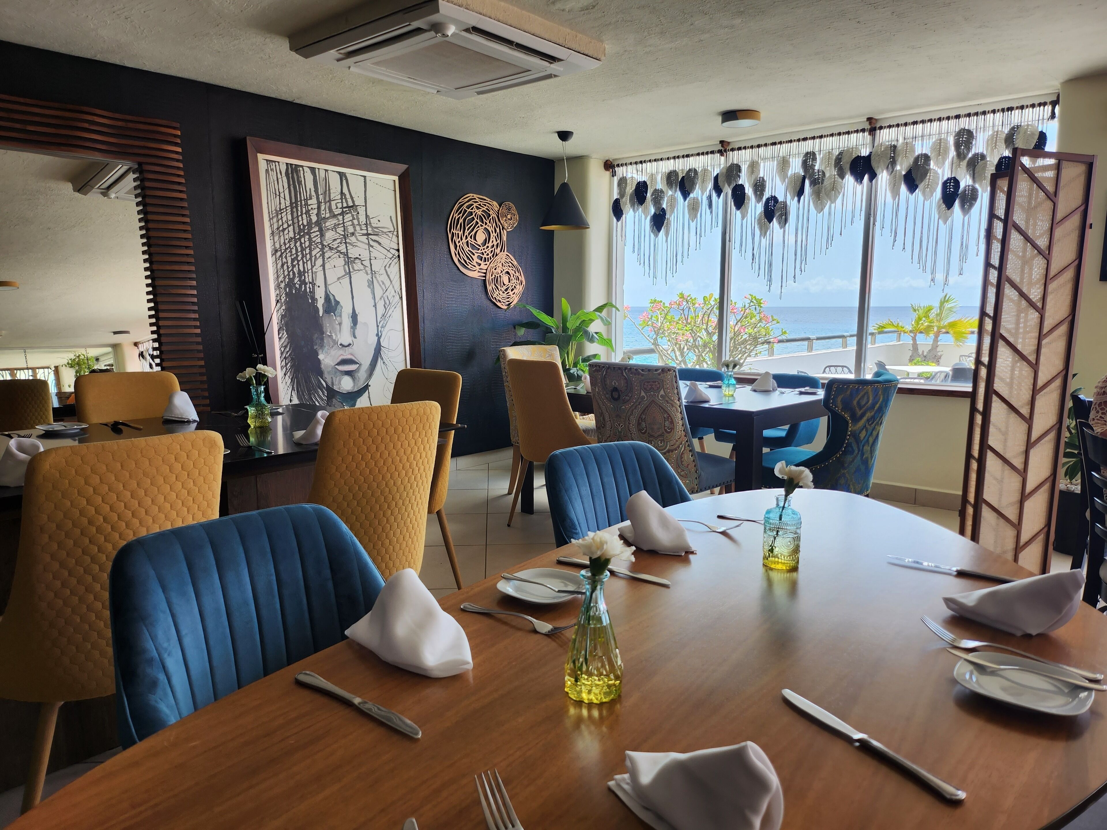 breakfast, lunch and brunch served