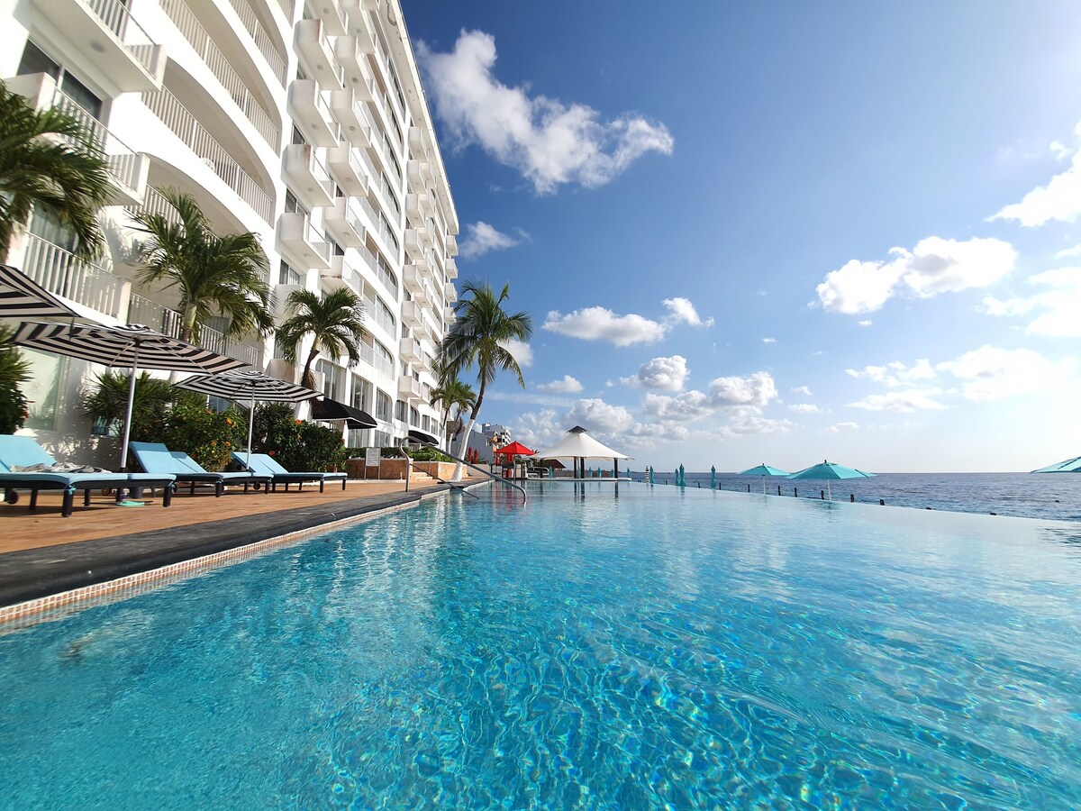 The infinity pool at the Coral Princess Hotel and Dive Resort meets the Caribbean sea.