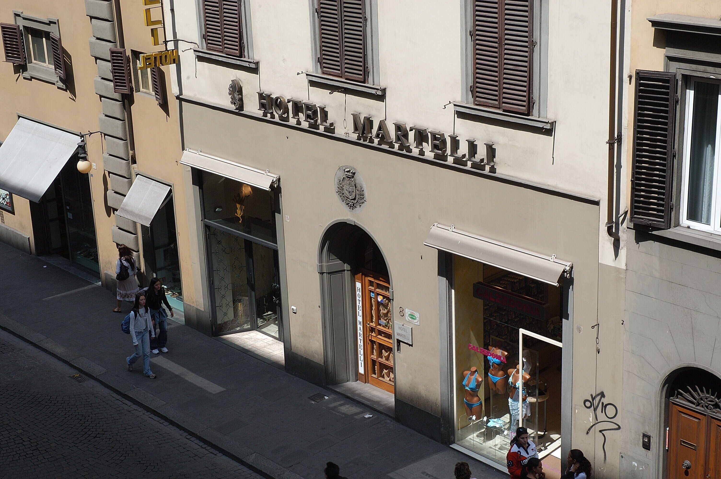 Un edificio con un cartel que dice "HOTEL MARTELLI".
