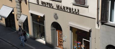 Un edificio con un cartel que dice "HOTEL MARTELLI".