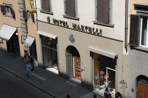 Un edificio con un cartel que dice "HOTEL MARTELLI".