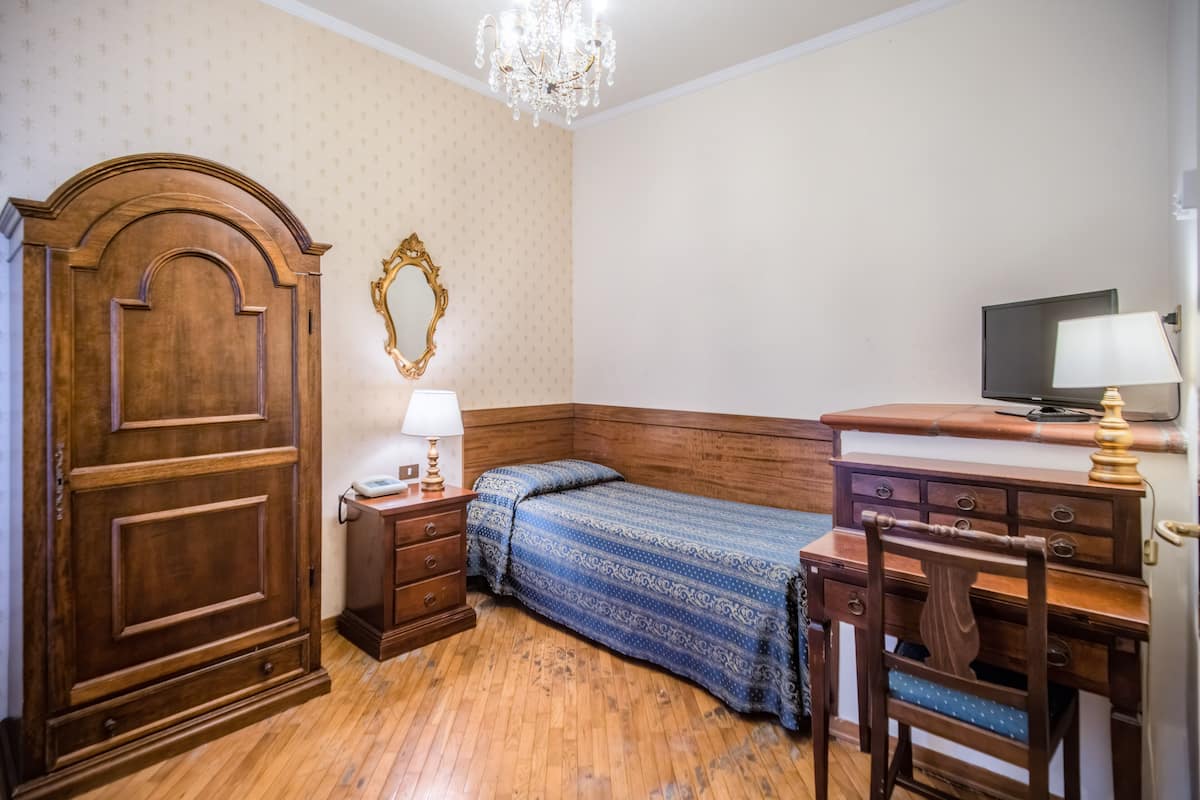 Classic Single Room | Minibar, in-room safe, desk, blackout curtains