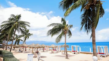 Privatstrand, weiĂer Sandstrand, LiegestĂŒhle, StrandtĂŒcher