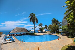 2 piscines extérieures, cabanons gratuits, parasols de plage