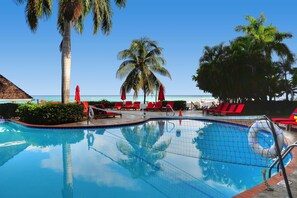 2 piscines a l'aire lliure, cabanes gratuïtes i para-sols 