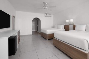Kamar, 2 Tempat Tidur Double, Bebas Asap Rokok | Selimut bulu angsa, brankas, dan didekorasi berbeda-beda