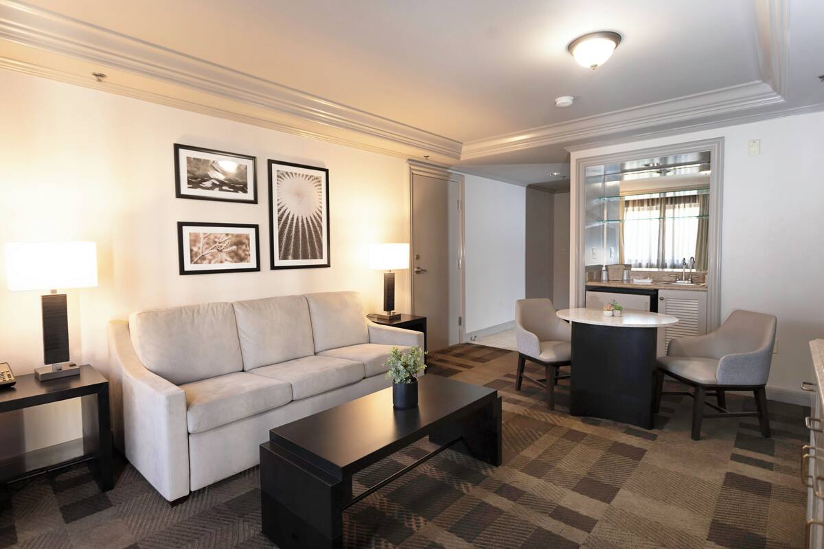 Premium Suite, 1 Katil Raja (King), Non Smoking, Patio (Tower) | Peralatan tempat tidur premium, meja, ruang kerja komputer riba 
