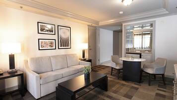 Premium-Suite, 1 King-Bett, Nichtraucher, Terrasse (Tower) | Hochwertige Bettwaren, Schreibtisch, laptopgeeigneter Arbeitsplatz