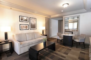 Suite Premium, 1 Tempat Tidur King, Bebas Asap Rokok, patio (Tower) | Seprai premium, meja kerja, dan ruang kerja ramah laptop