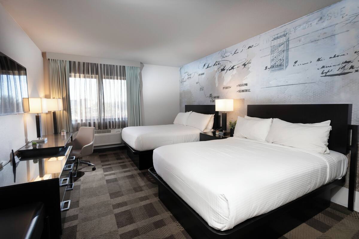 Peralatan tempat tidur premium, meja, ruang kerja komputer riba 