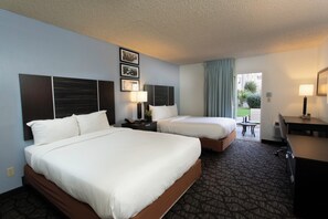 Deluxe Patio Room  | Sengetøy av topp kvalitet, skrivebord og skrivebord for bærbar PC