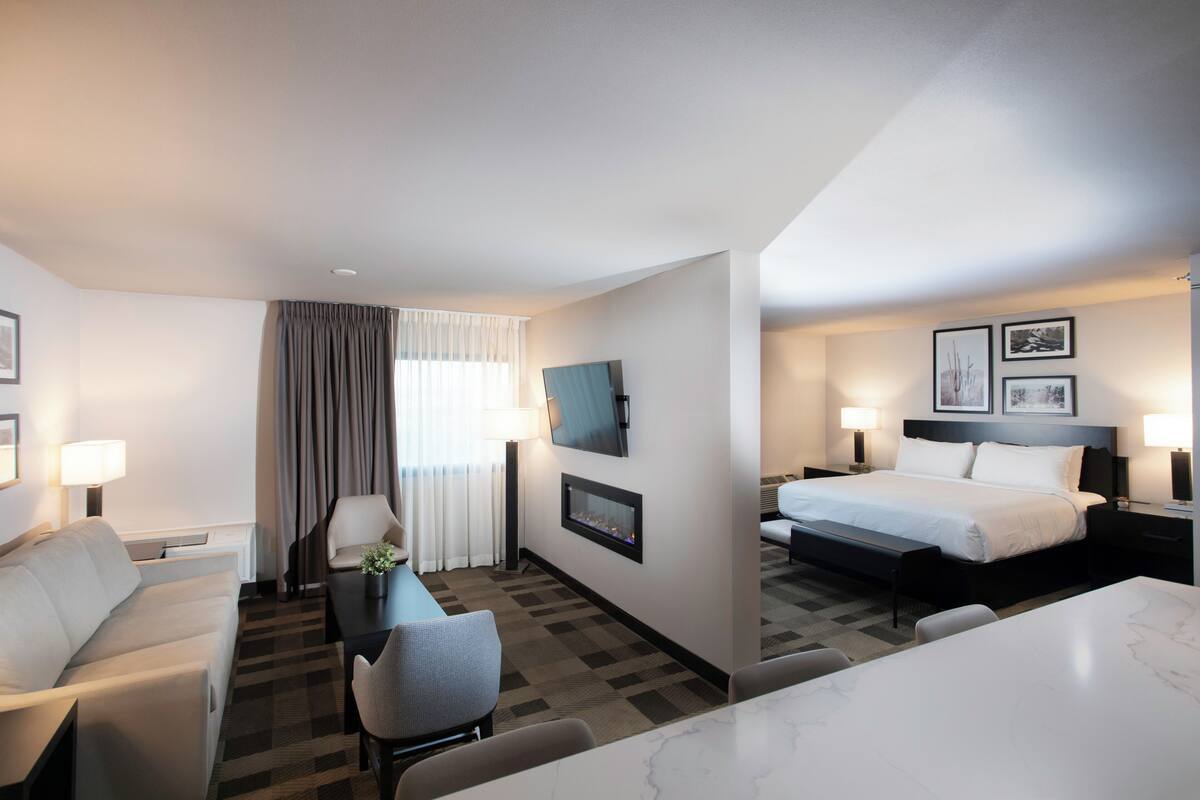 Deluxe Suite, 1 Katil Raja (King), Non Smoking | Peralatan tempat tidur premium, meja, ruang kerja komputer riba 