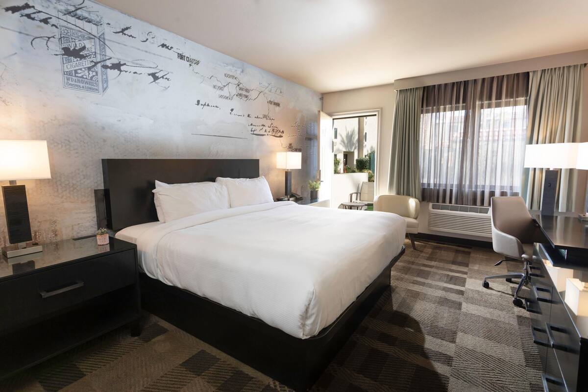 Premium Room, 1 Katil Raja (King), Non Smoking, Patio (Tower) | Peralatan tempat tidur premium, meja, ruang kerja komputer riba 