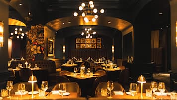 2 restaurants; breakfast, lunch, and brunch served