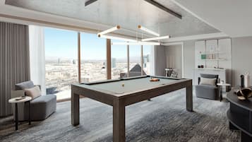 Penthouse, 1 King-Bett (Suite) | Wohnbereich | 42-Zoll-LCD-Fernseher mit Premium-TV-Sendern, Fernseher