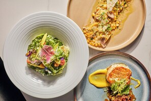Här finns 2 restauranger som serverar frukost.
