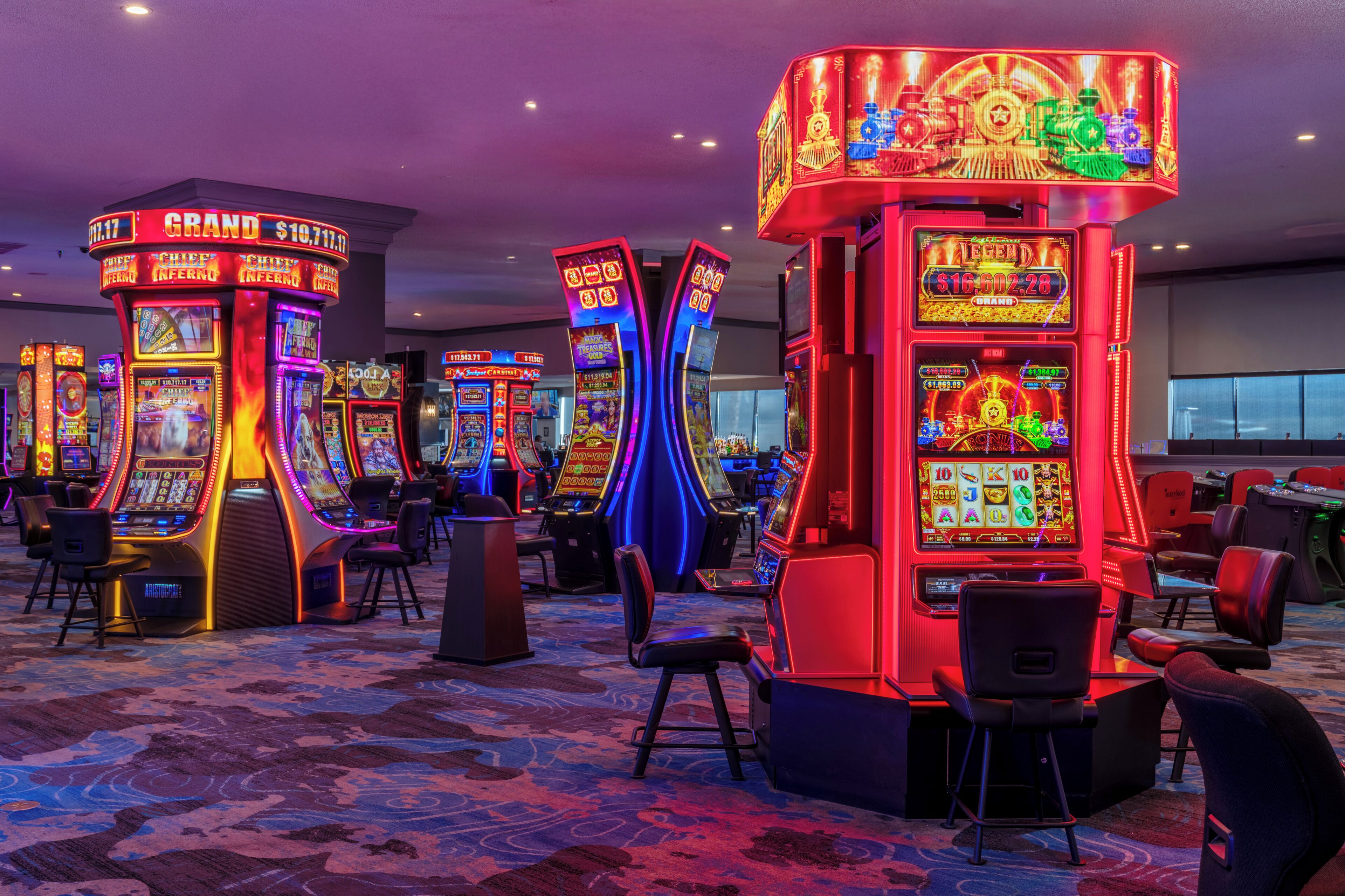 Ein Casino mit Spielautomaten und Sitzgelegenheiten.