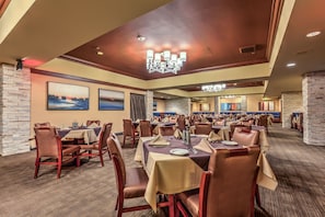 2 restaurants, breakfast, lunch, dinner served; American cuisine