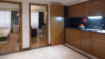 Familie appartement, 1 slaapkamer | Privékitchenette | Een koelkast, een magnetron, een kookplaat