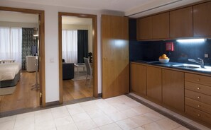 Family Apartment | Private kitchenette | Fridge, microwave, stovetop, cookware/dishes/utensils