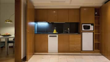 Deluxe Classic Apartment | Private kitchen | Fridge, microwave, stovetop, cookware/dishes/utensils