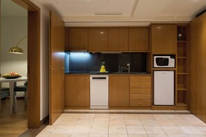 Apartamento luxo, 1 quarto | Cozinha privada | Geladeira, micro-ondas, cooktop
