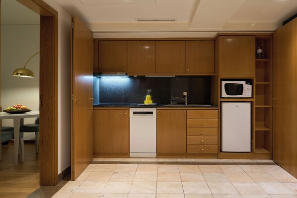 Deluxe Apartment, 1 Bedroom | Private kitchen