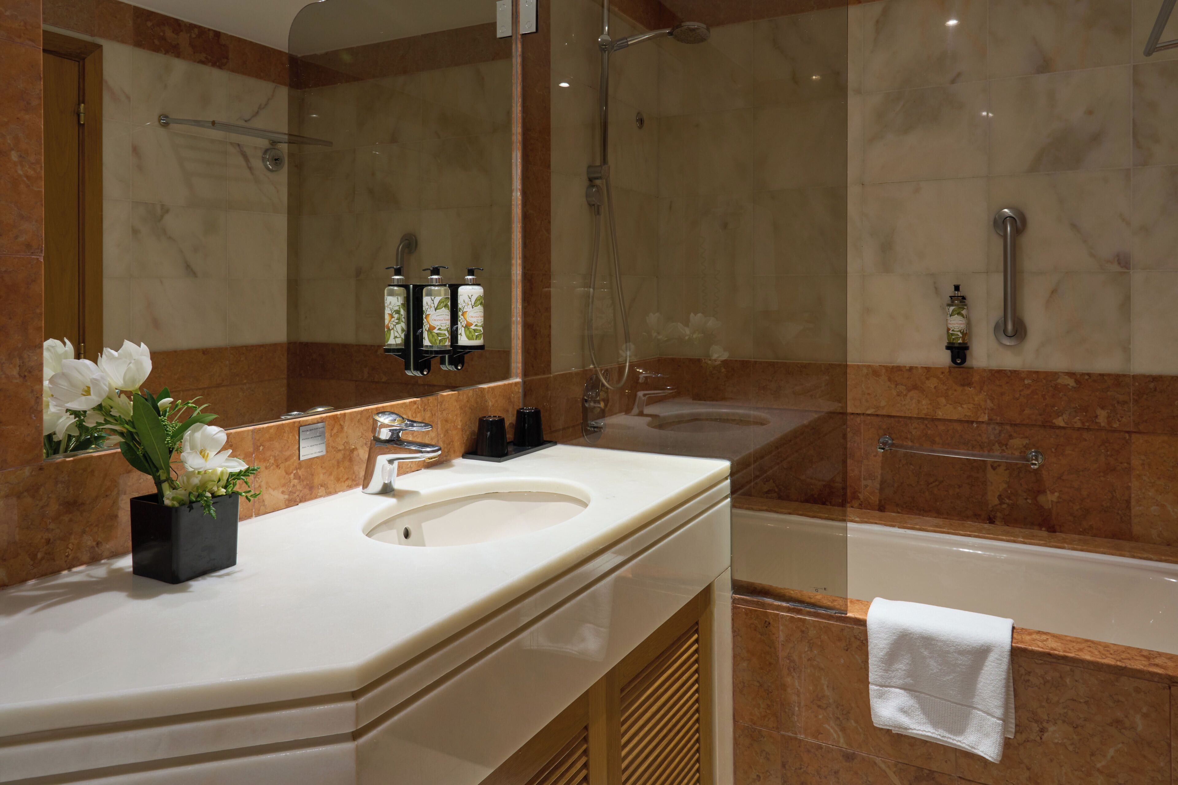 Family Apartment, 1 Bedroom | Bathroom | Free toiletries, hair dryer, bidet, towels