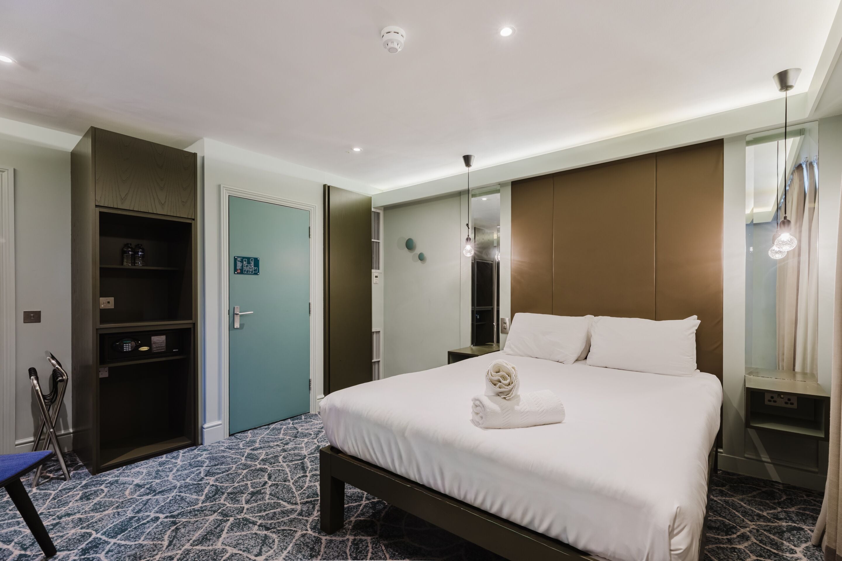 Iron/ironing board, free WiFi, bed sheets