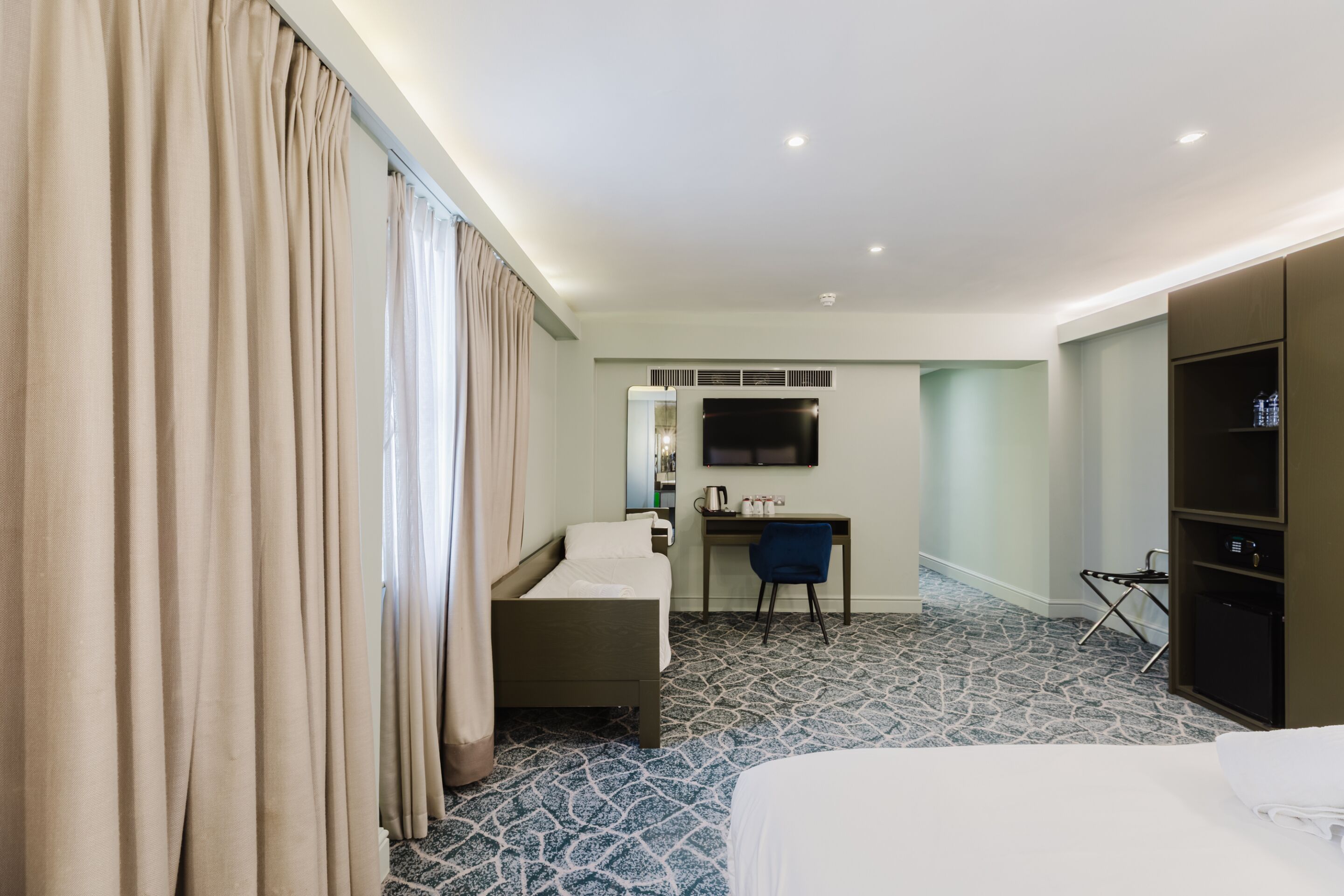 Superior Triple Room, Ensuite | Iron/ironing board, free WiFi, bed sheets