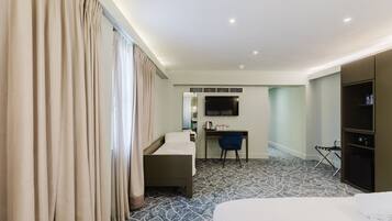 Superior Triple Room, Ensuite | Iron/ironing board, free WiFi, bed sheets