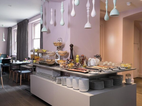 Daily buffet breakfast (GBP 14.95 per person)