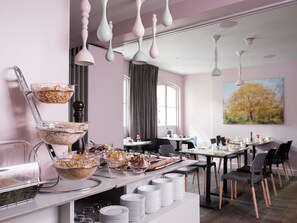 Daily buffet breakfast (GBP 14.95 per person)