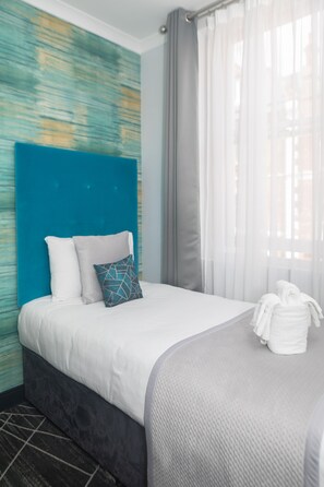 Habitación individual | Tabla de planchar con plancha, wifi gratis y ropa de cama 