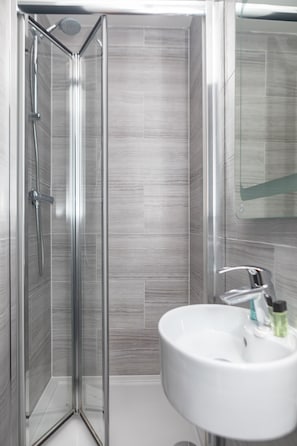 Dusche, kostenlose Toilettenartikel, Haartrockner, Handtücher