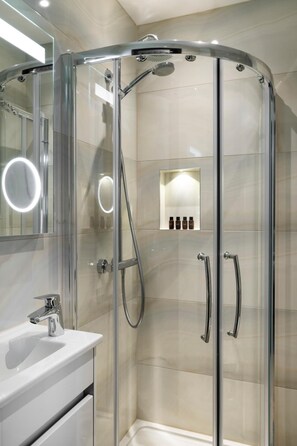 Deluxe Double Room | Bathroom | Shower, rainfall showerhead, designer toiletries, towels