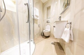Habitación con 2 camas individuales | Baño | Ducha y cabezal de ducha tipo lluvia