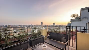 Suite panoramica | Minibar, una cassaforte in camera, una scrivania, Wi-Fi gratuito