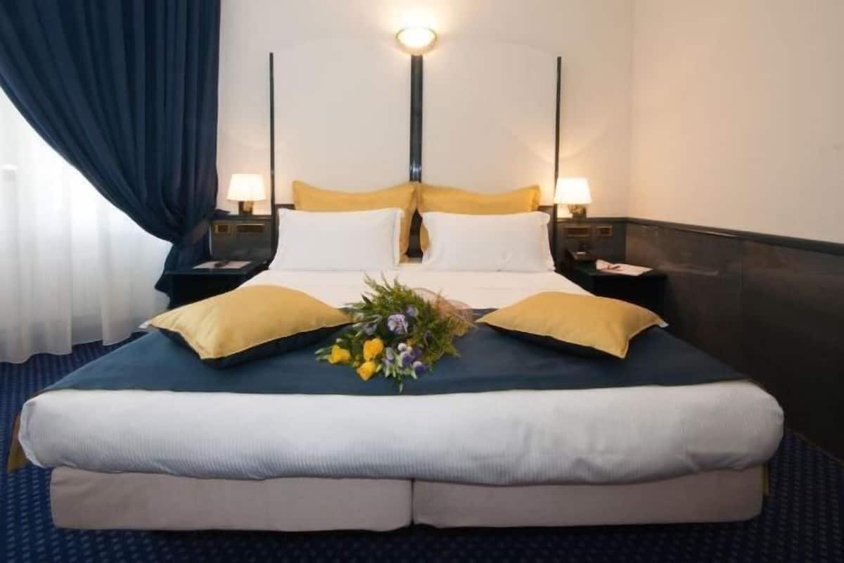 Minibar, in-room safe, desk, free WiFi