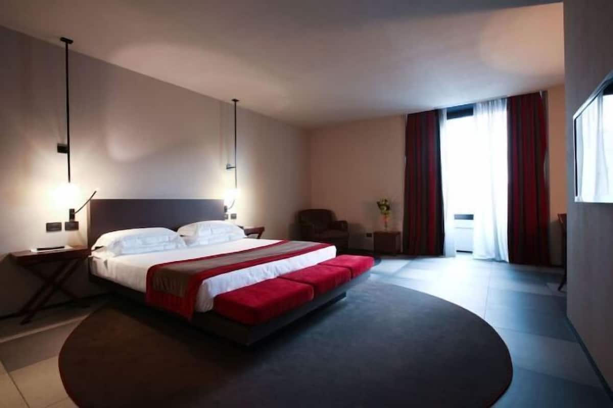 Minibar, in-room safe, desk, free WiFi