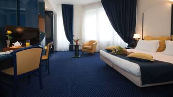 Dreibettzimmer | Minibar, Zimmersafe, Schreibtisch, kostenloses WLAN