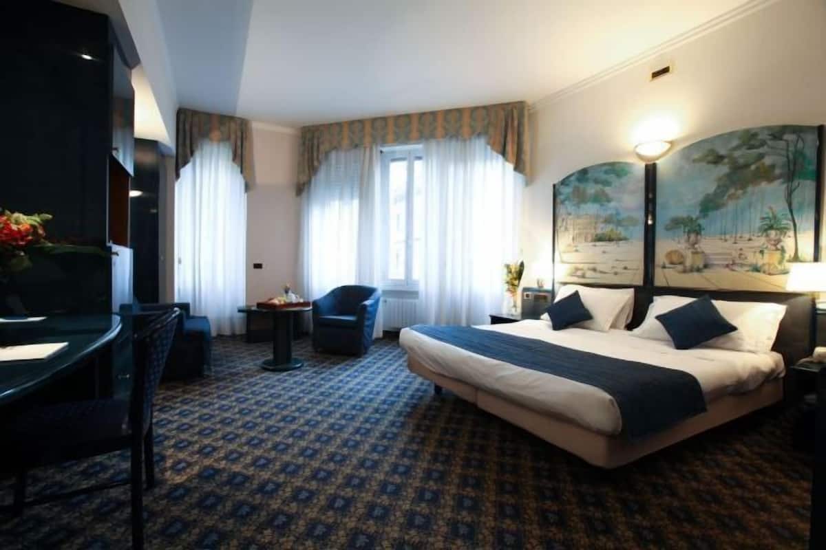 Minibar, in-room safe, desk, free WiFi