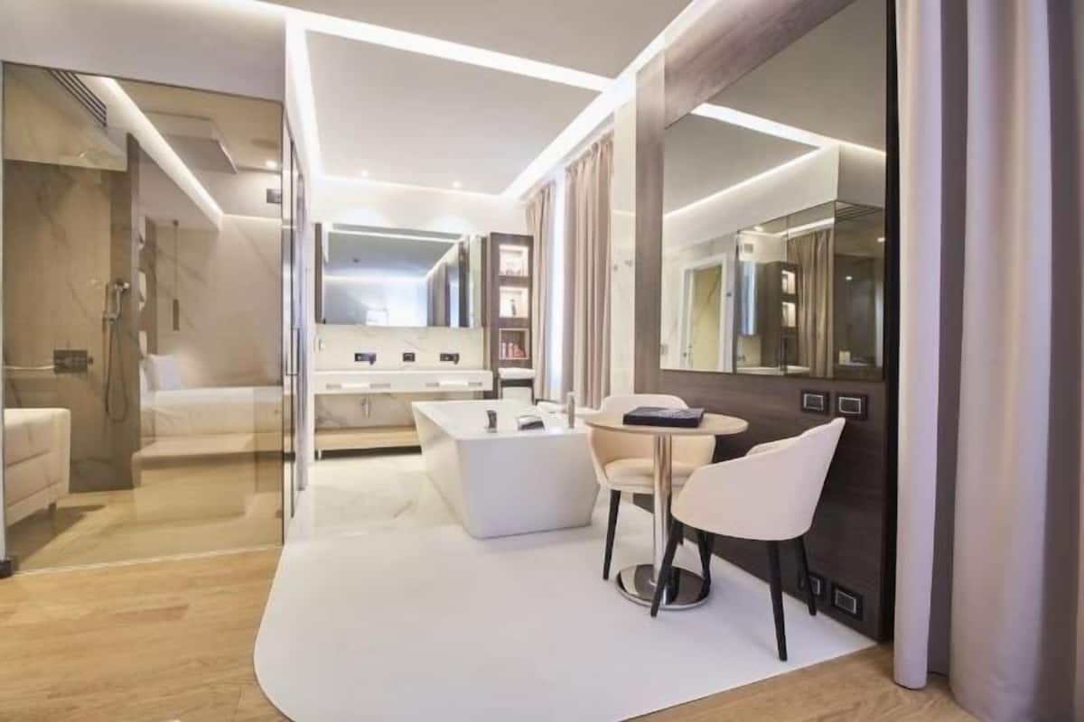Minibar, in-room safe, desk, free WiFi