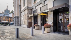 A modern building with large windows and a stone facade. - iH Hotels Milano Ambasciatori (Milan)