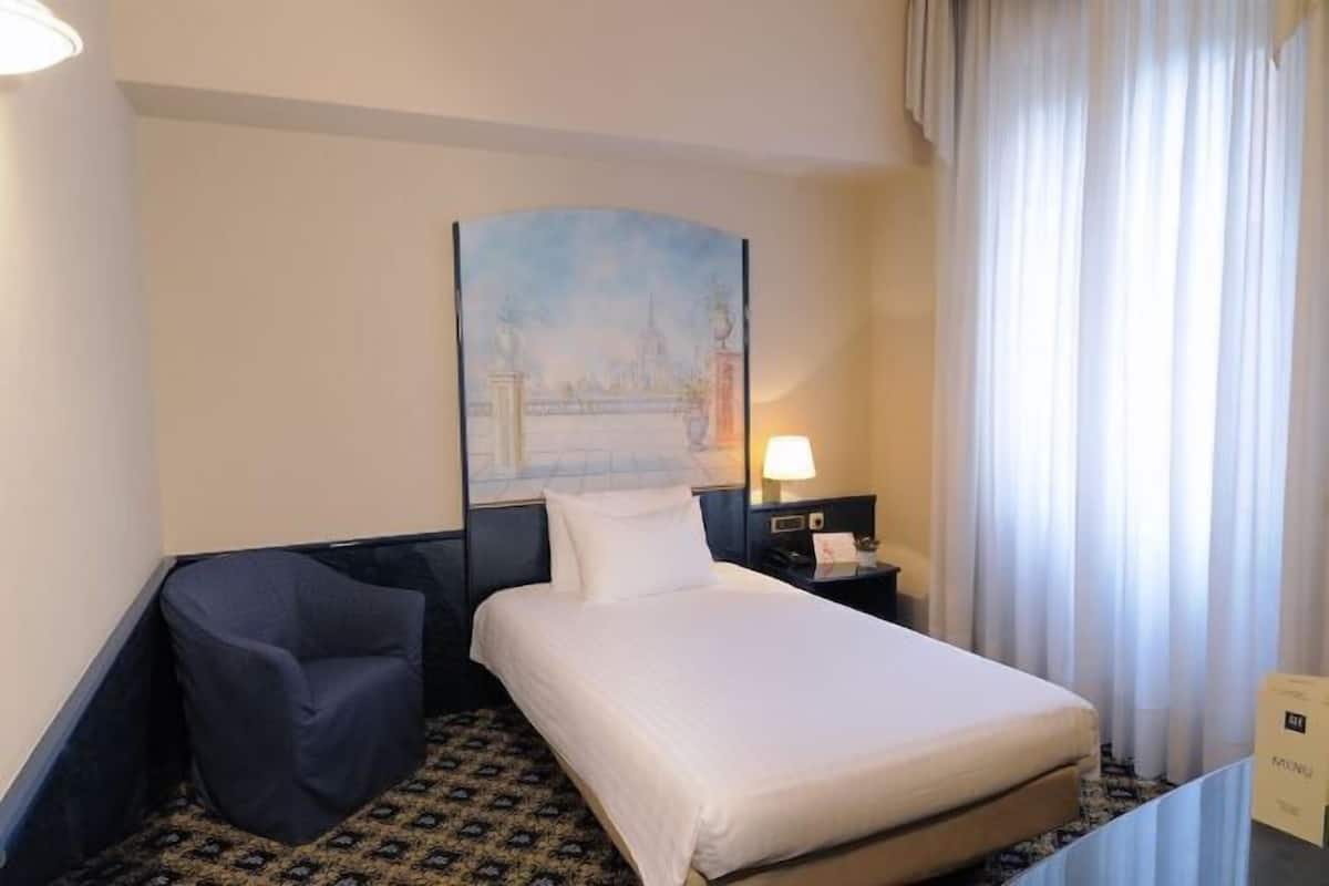 Minibar, in-room safe, desk, WiFi (free)