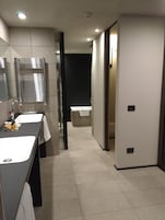 Een moderne badkamer met twee wastafels, een spiegel en een handdoekrek.