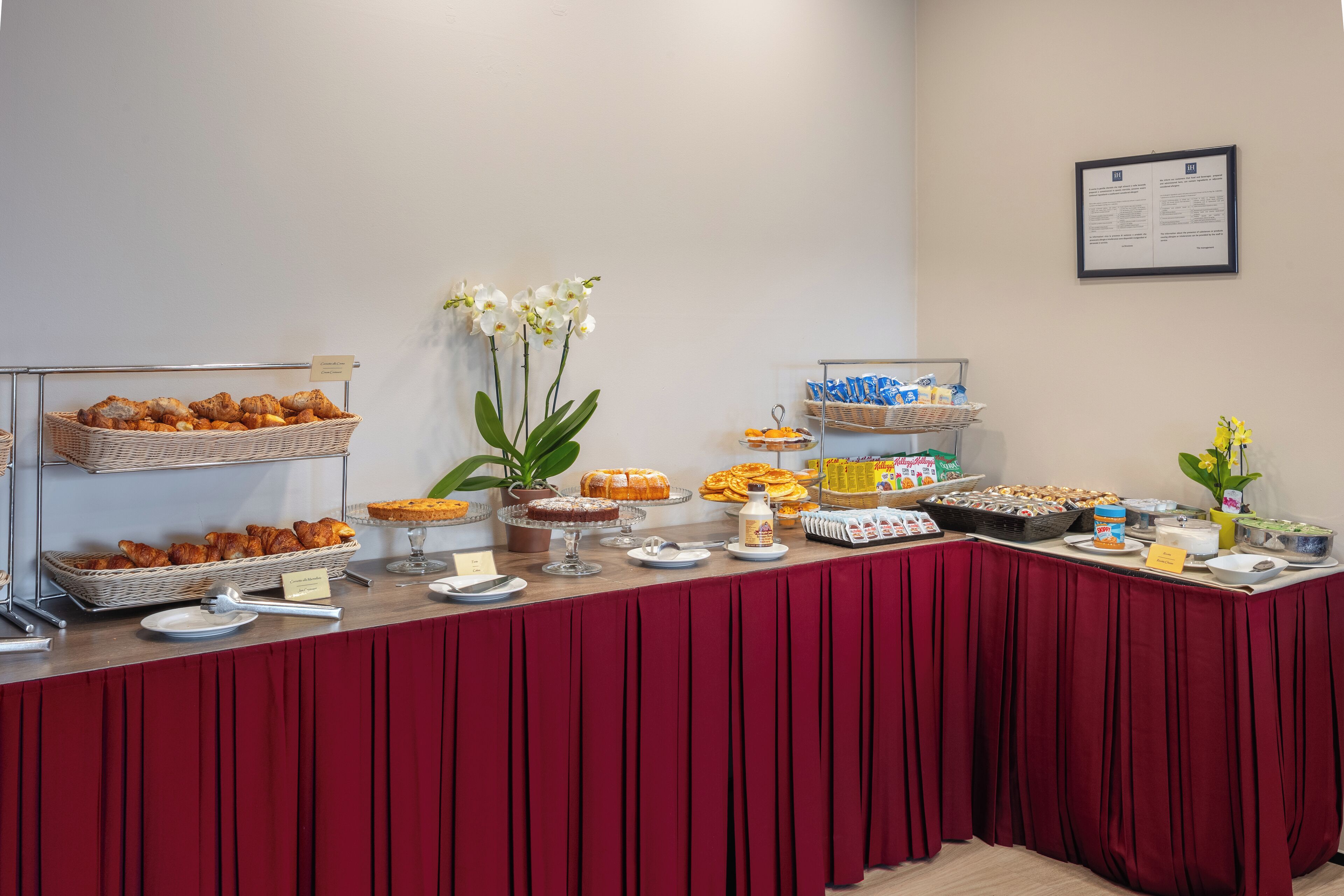 Une table de buffet garnie de divers plats et un avis encadré accroché au mur.