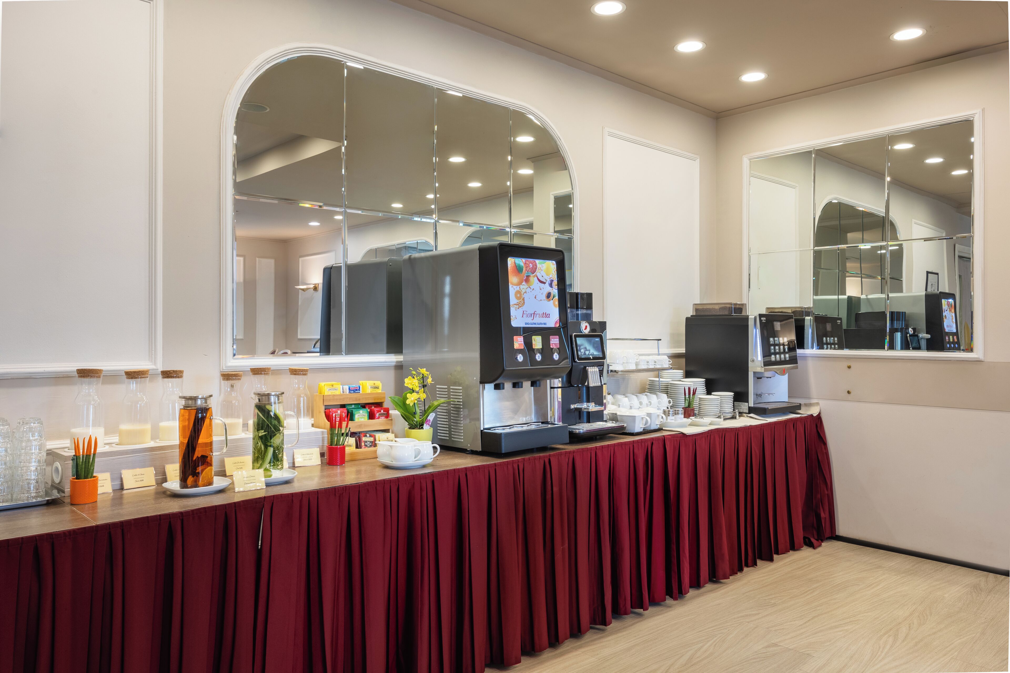 Un'area buffet con angolo caffè, angolo tè e diversi cibi.