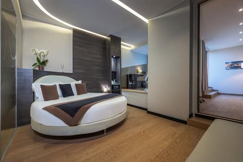 Suite panoramica | Minibar, una cassaforte in camera, una scrivania, Wi-Fi gratuito