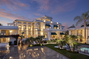 Front of property - evening/night at Glorietta Bay Inn Coronado Island